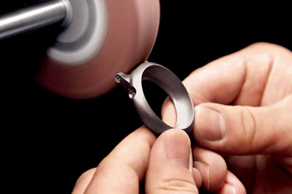 穩(wěn)達(dá)時(shí)手表定制廠家表殼打磨