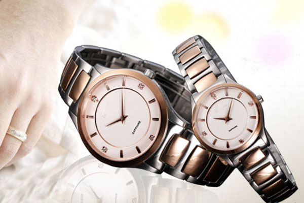 穩(wěn)達時精美時尚情侶手表廠家定制加工